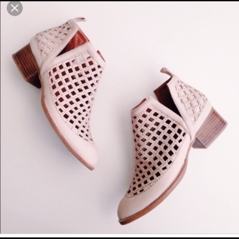 Jeffrey Campbell Taggart cutout booties 9M
